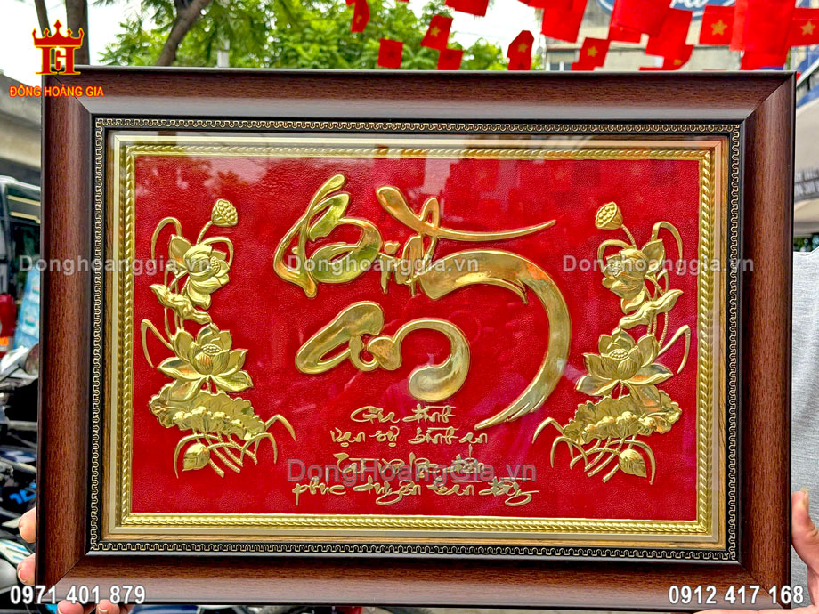 Tranh chữ bình an mạ vàng là dòng sản phẩm tranh đồng cao cấp tại Hoàng Gia